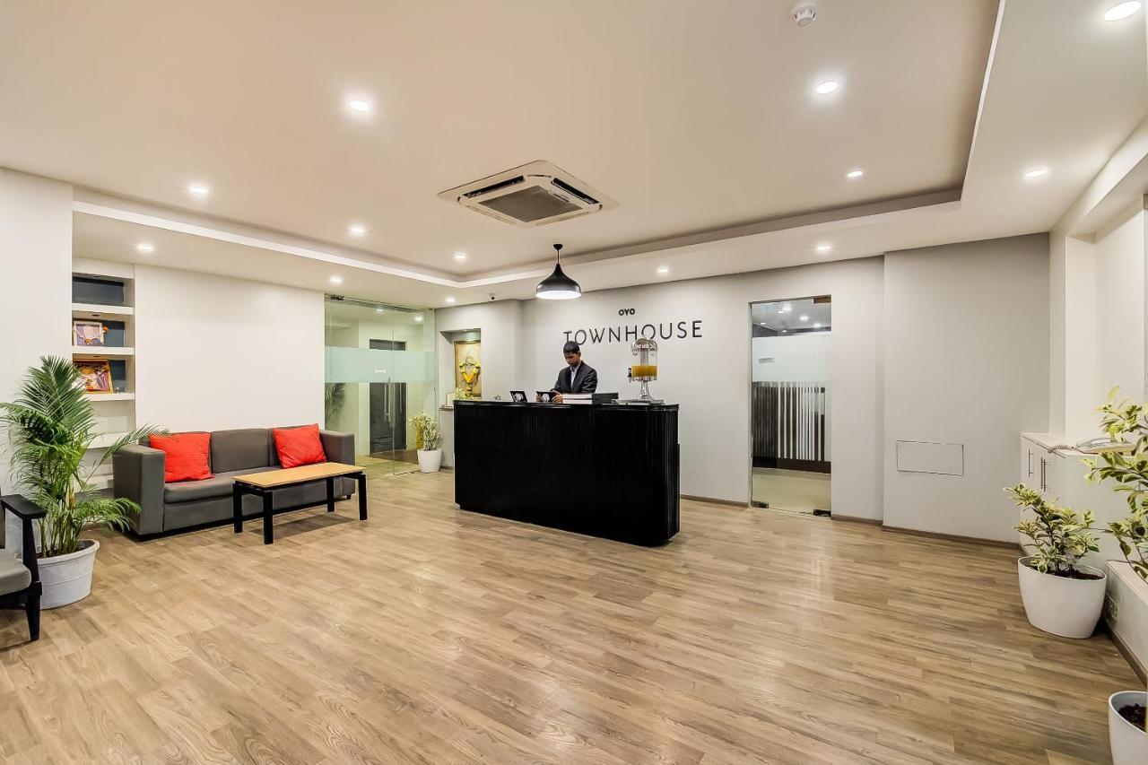 Hotel Vaccinated Staff- Oyo Townhouse 105 Khar West Station Bombaj Exteriér fotografie